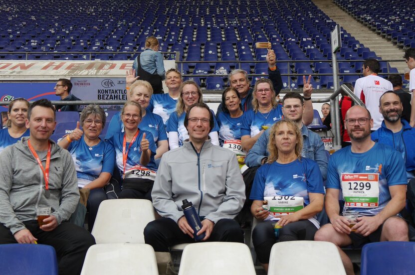 Group photo of the ehb runners and fans