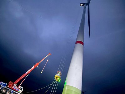 enercon-Windkraftanlage Zusammenarbeit mit ematec und dem Einsatz der MCflex MCflex zieht Hubplattform